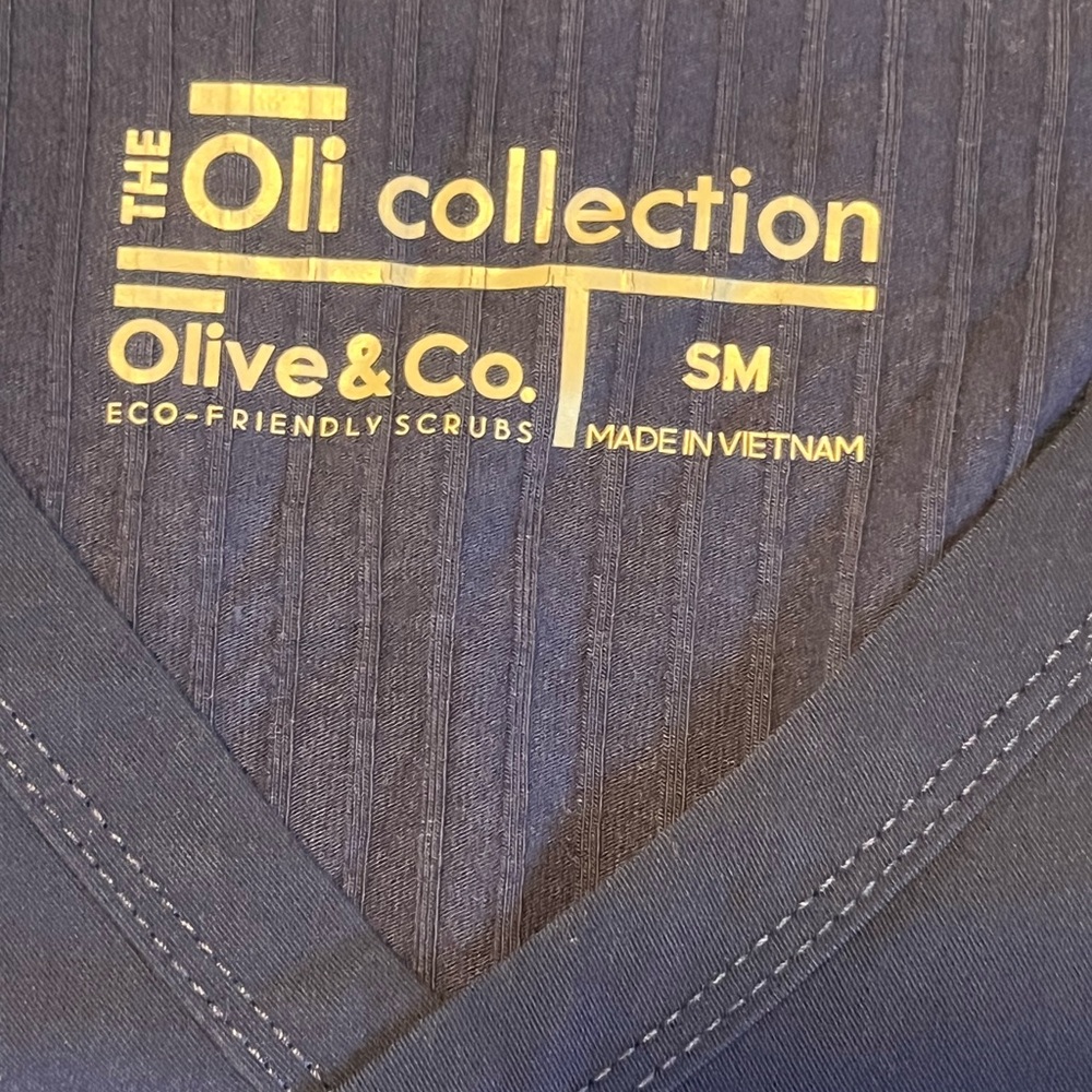 Olive & co scrubs nurse wear top - Picture 2 of 4